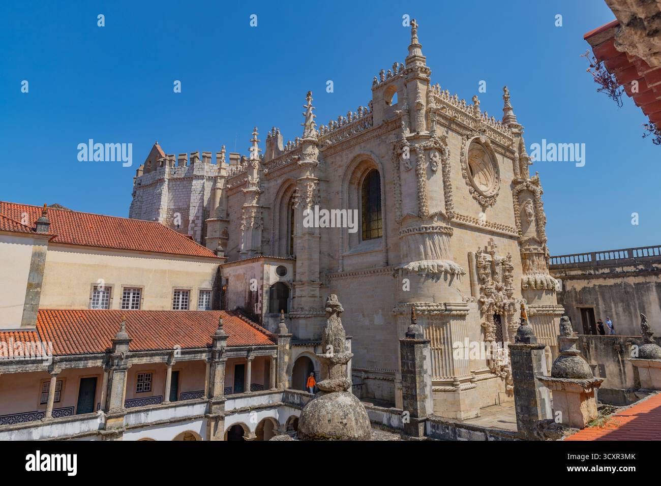 Tomar, Portogallo - 19 giugno 2025: Casa capitolare e Chiesa principale nel Convento de Cristo. Tomar, Ribatejo. Portogallo Foto Stock