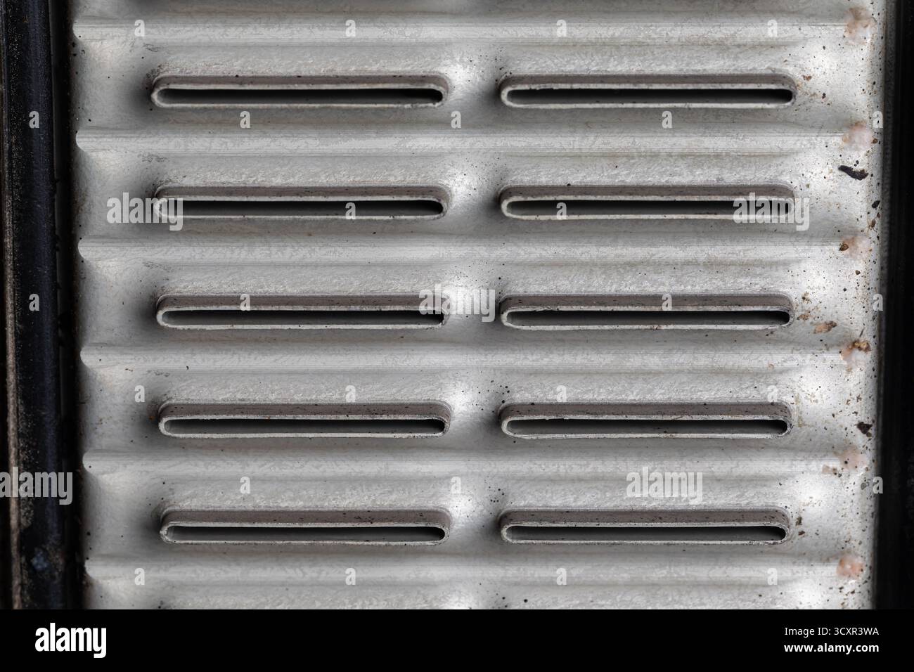 Massa radiante del radiatore con tubi puliti. Concetto di riparazione e manutenzione del sistema di raffreddamento automobilistico. Foto Stock