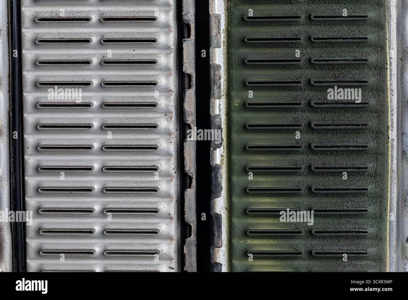 Confronto fianco a fianco tra tubi della massa radiante del radiatore puliti e sporchi. Concetto di riparazione e manutenzione del sistema di raffreddamento automobilistico. Foto Stock