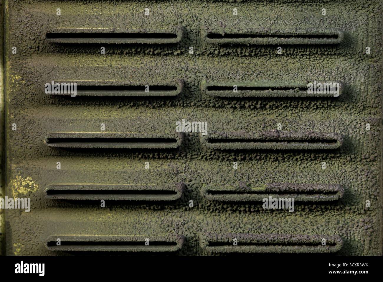 Massa radiante del radiatore sporca con fango nei tubi. Concetto di riparazione e manutenzione del sistema di raffreddamento automobilistico. Foto Stock