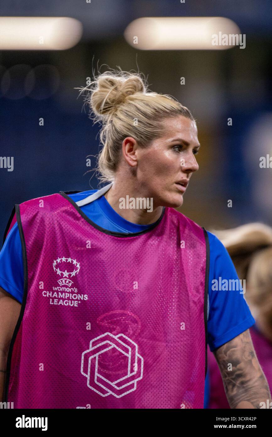 Londra, Regno Unito. 15 ottobre 2025. Millie Bright (4 Chelsea) prima della partita tra Chelsea e Paris FC nella UEFA Women's Champions League allo Stamford Bridge di Londra, Inghilterra, mercoledì 15 ottobre 2025. Credito: SPP Sport Press Photo. /Alamy Live News Foto Stock