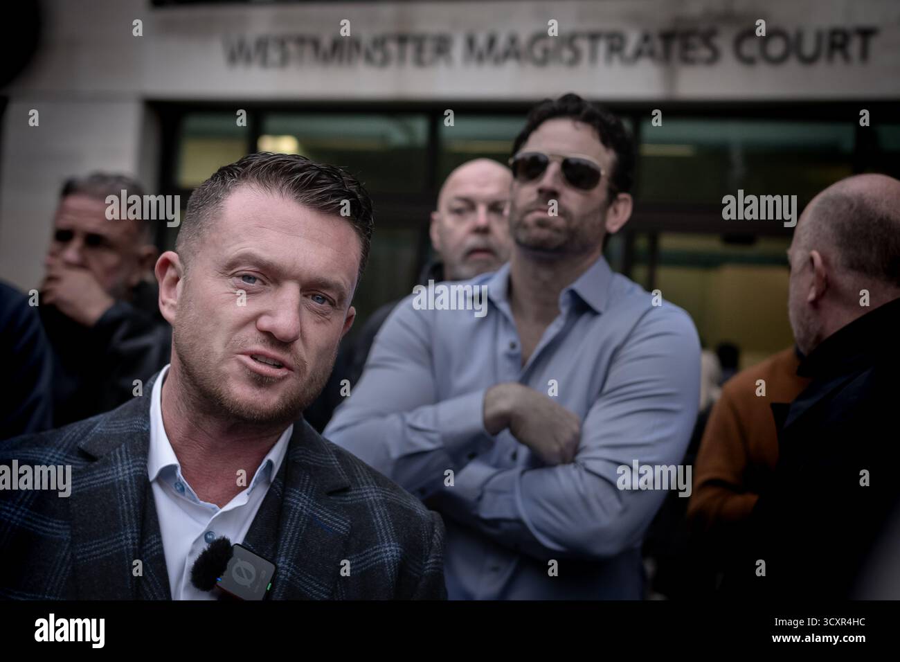 Londra, Regno Unito. 14 ottobre 2025. Tommy Robinson arriva per il secondo giorno del suo processo alla corte dei magistrati di Westminster. Si è dichiarato non colpevole dopo aver rifiutato di dare alla polizia l'accesso al suo PIN del cellulare quando è stato fermato all'ingresso del tunnel sotto la Manica perché conteneva "materiale giornalistico”, come ha sentito il tribunale. Robinson, il cui vero nome è Stephen Yaxley-Lennon, è stato accusato ai sensi del Terrorism Act dopo aver presumibilmente omesso di rispettare i poteri antiterrorismo a Folkestone nel luglio 2024. Il processo continua. Crediti: Guy Corbishley/Alamy Live News Foto Stock