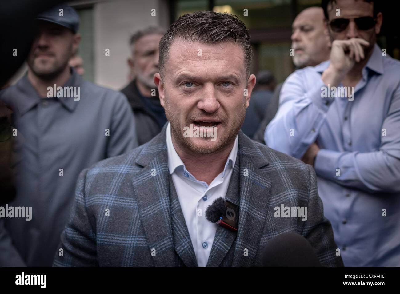 Londra, Regno Unito. 14 ottobre 2025. Tommy Robinson arriva per il secondo giorno del suo processo alla corte dei magistrati di Westminster. Si è dichiarato non colpevole dopo aver rifiutato di dare alla polizia l'accesso al suo PIN del cellulare quando è stato fermato all'ingresso del tunnel sotto la Manica perché conteneva "materiale giornalistico”, come ha sentito il tribunale. Robinson, il cui vero nome è Stephen Yaxley-Lennon, è stato accusato ai sensi del Terrorism Act dopo aver presumibilmente omesso di rispettare i poteri antiterrorismo a Folkestone nel luglio 2024. Il processo continua. Crediti: Guy Corbishley/Alamy Live News Foto Stock