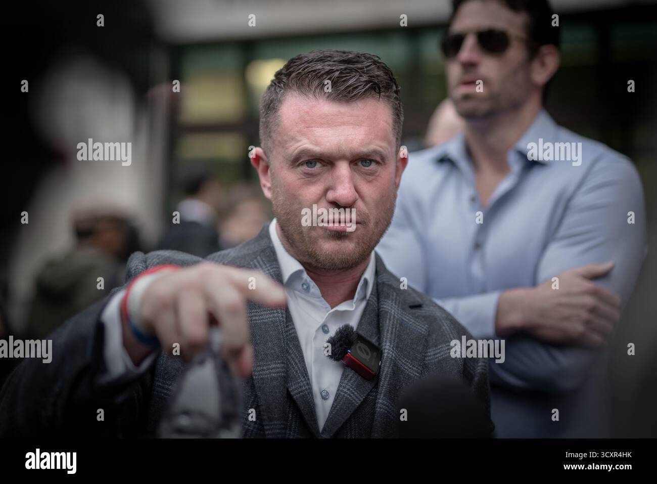Londra, Regno Unito. 14 ottobre 2025. Tommy Robinson arriva per il secondo giorno del suo processo alla corte dei magistrati di Westminster. Si è dichiarato non colpevole dopo aver rifiutato di dare alla polizia l'accesso al suo PIN del cellulare quando è stato fermato all'ingresso del tunnel sotto la Manica perché conteneva "materiale giornalistico”, come ha sentito il tribunale. Robinson, il cui vero nome è Stephen Yaxley-Lennon, è stato accusato ai sensi del Terrorism Act dopo aver presumibilmente omesso di rispettare i poteri antiterrorismo a Folkestone nel luglio 2024. Il processo continua. Crediti: Guy Corbishley/Alamy Live News Foto Stock