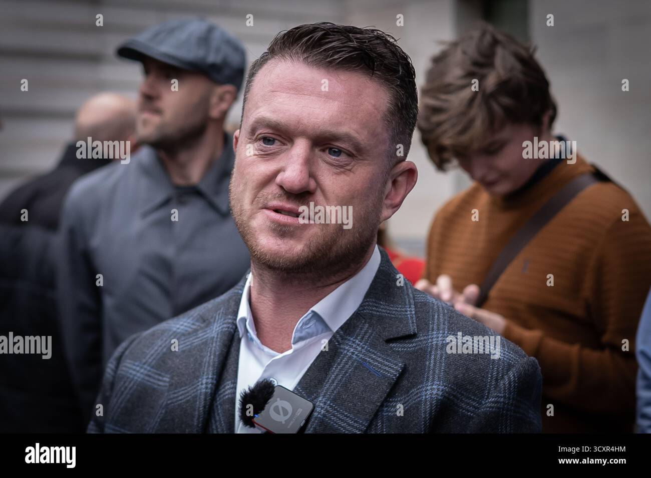 Londra, Regno Unito. 14 ottobre 2025. Tommy Robinson arriva per il secondo giorno del suo processo alla corte dei magistrati di Westminster. Si è dichiarato non colpevole dopo aver rifiutato di dare alla polizia l'accesso al suo PIN del cellulare quando è stato fermato all'ingresso del tunnel sotto la Manica perché conteneva "materiale giornalistico”, come ha sentito il tribunale. Robinson, il cui vero nome è Stephen Yaxley-Lennon, è stato accusato ai sensi del Terrorism Act dopo aver presumibilmente omesso di rispettare i poteri antiterrorismo a Folkestone nel luglio 2024. Il processo continua. Crediti: Guy Corbishley/Alamy Live News Foto Stock