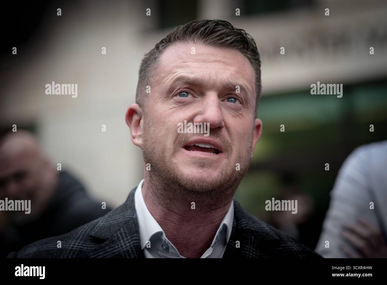 Londra, Regno Unito. 14 ottobre 2025. Tommy Robinson arriva per il secondo giorno del suo processo alla corte dei magistrati di Westminster. Si è dichiarato non colpevole dopo aver rifiutato di dare alla polizia l'accesso al suo PIN del cellulare quando è stato fermato all'ingresso del tunnel sotto la Manica perché conteneva "materiale giornalistico”, come ha sentito il tribunale. Robinson, il cui vero nome è Stephen Yaxley-Lennon, è stato accusato ai sensi del Terrorism Act dopo aver presumibilmente omesso di rispettare i poteri antiterrorismo a Folkestone nel luglio 2024. Il processo continua. Crediti: Guy Corbishley/Alamy Live News Foto Stock
