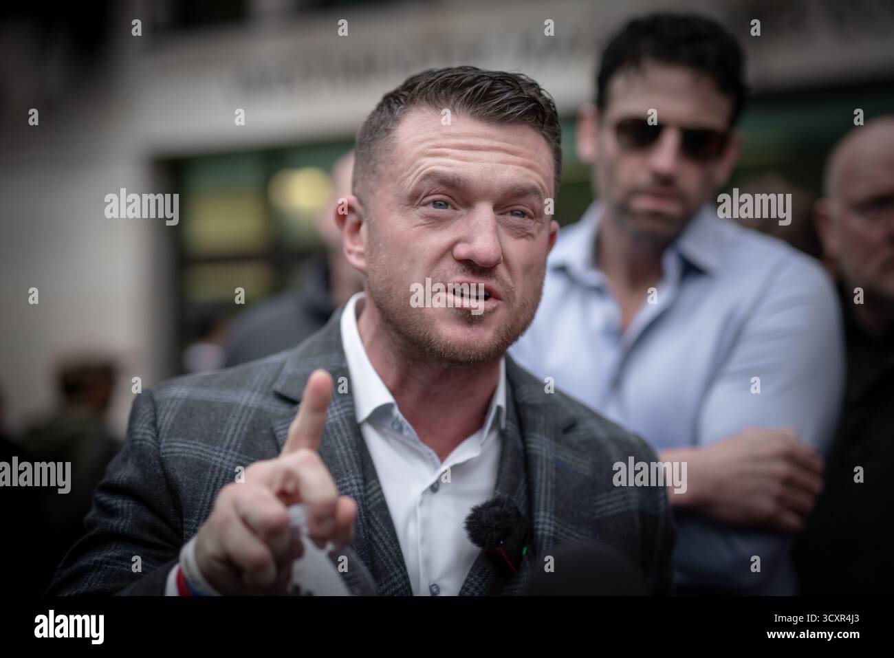 Londra, Regno Unito. 14 ottobre 2025. Tommy Robinson arriva per il secondo giorno del suo processo alla corte dei magistrati di Westminster. Si è dichiarato non colpevole dopo aver rifiutato di dare alla polizia l'accesso al suo PIN del cellulare quando è stato fermato all'ingresso del tunnel sotto la Manica perché conteneva "materiale giornalistico”, come ha sentito il tribunale. Robinson, il cui vero nome è Stephen Yaxley-Lennon, è stato accusato ai sensi del Terrorism Act dopo aver presumibilmente omesso di rispettare i poteri antiterrorismo a Folkestone nel luglio 2024. Il processo continua. Crediti: Guy Corbishley/Alamy Live News Foto Stock
