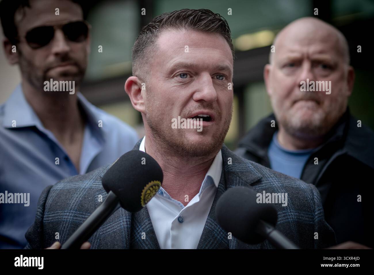 Londra, Regno Unito. 14 ottobre 2025. Tommy Robinson arriva per il secondo giorno del suo processo alla corte dei magistrati di Westminster. Si è dichiarato non colpevole dopo aver rifiutato di dare alla polizia l'accesso al suo PIN del cellulare quando è stato fermato all'ingresso del tunnel sotto la Manica perché conteneva "materiale giornalistico”, come ha sentito il tribunale. Robinson, il cui vero nome è Stephen Yaxley-Lennon, è stato accusato ai sensi del Terrorism Act dopo aver presumibilmente omesso di rispettare i poteri antiterrorismo a Folkestone nel luglio 2024. Il processo continua. Crediti: Guy Corbishley/Alamy Live News Foto Stock