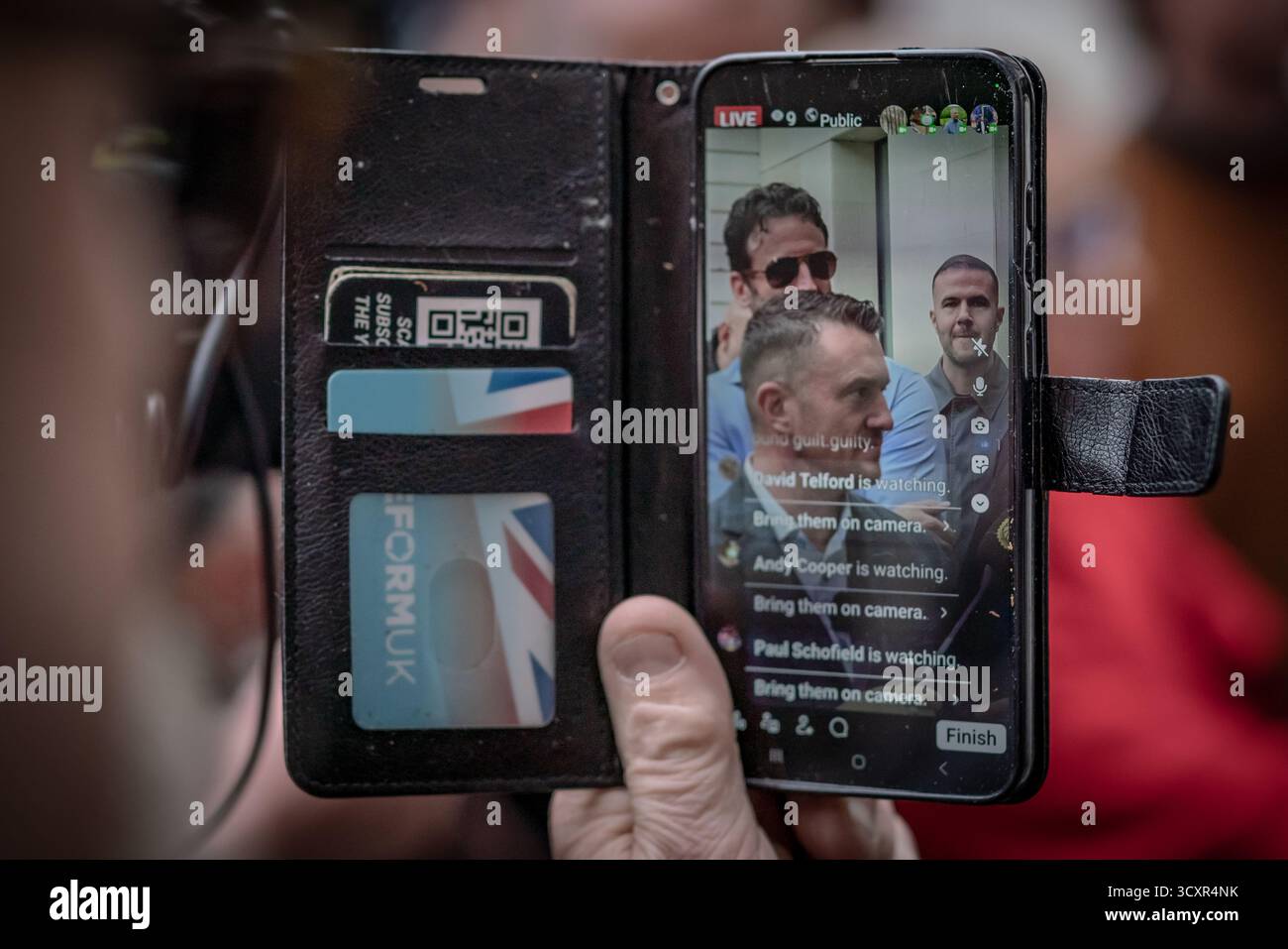 Londra, Regno Unito. 14 ottobre 2025. Tommy Robinson arriva per il secondo giorno del suo processo alla corte dei magistrati di Westminster. Si è dichiarato non colpevole dopo aver rifiutato di dare alla polizia l'accesso al suo PIN del cellulare quando è stato fermato all'ingresso del tunnel sotto la Manica perché conteneva "materiale giornalistico”, come ha sentito il tribunale. Robinson, il cui vero nome è Stephen Yaxley-Lennon, è stato accusato ai sensi del Terrorism Act dopo aver presumibilmente omesso di rispettare i poteri antiterrorismo a Folkestone nel luglio 2024. Il processo continua. Crediti: Guy Corbishley/Alamy Live News Foto Stock