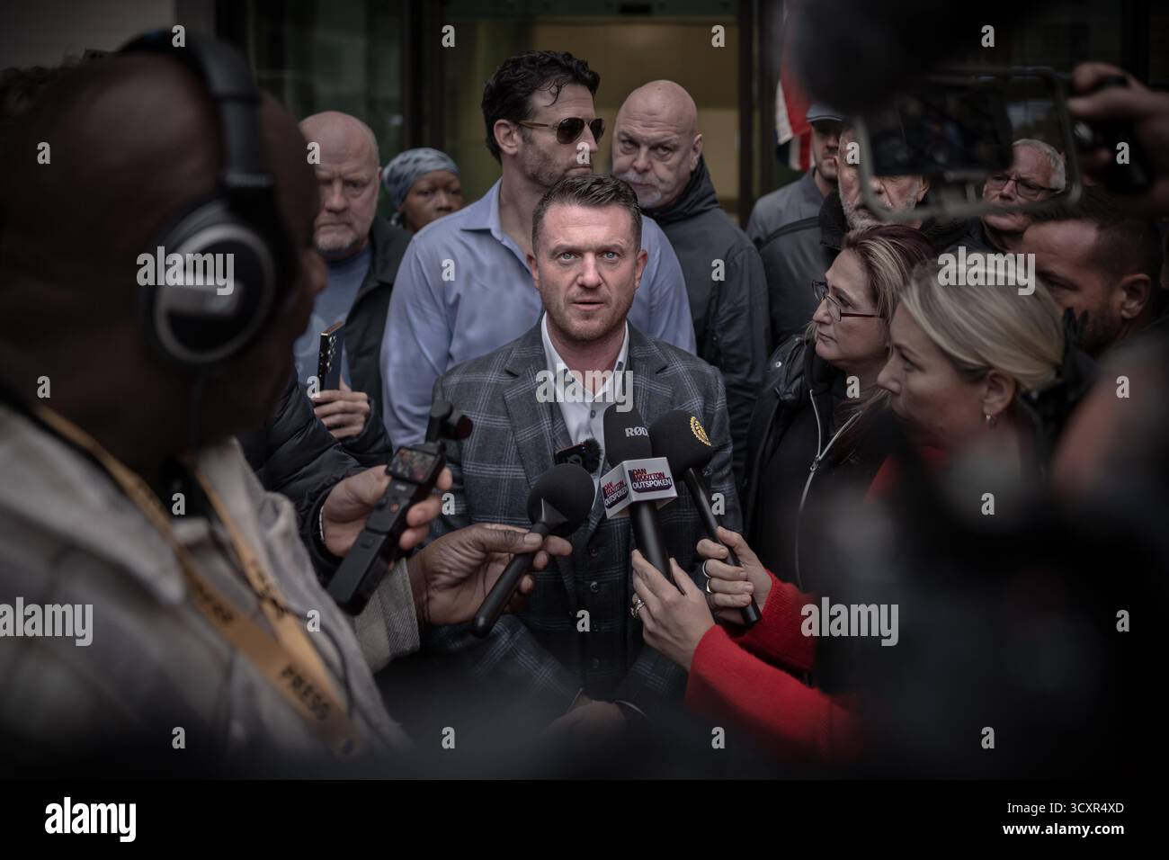Londra, Regno Unito. 14 ottobre 2025. Tommy Robinson esce dopo il secondo giorno del suo processo alla corte dei magistrati di Westminster. Si è dichiarato non colpevole dopo aver rifiutato di dare alla polizia l'accesso al suo PIN del cellulare quando è stato fermato all'ingresso del tunnel sotto la Manica perché conteneva "materiale giornalistico”, come ha sentito il tribunale. Robinson, il cui vero nome è Stephen Yaxley-Lennon, è stato accusato ai sensi del Terrorism Act dopo aver presumibilmente omesso di rispettare i poteri antiterrorismo a Folkestone nel luglio 2024. Il processo continua. Crediti: Guy Corbishley/Alamy Live News Foto Stock