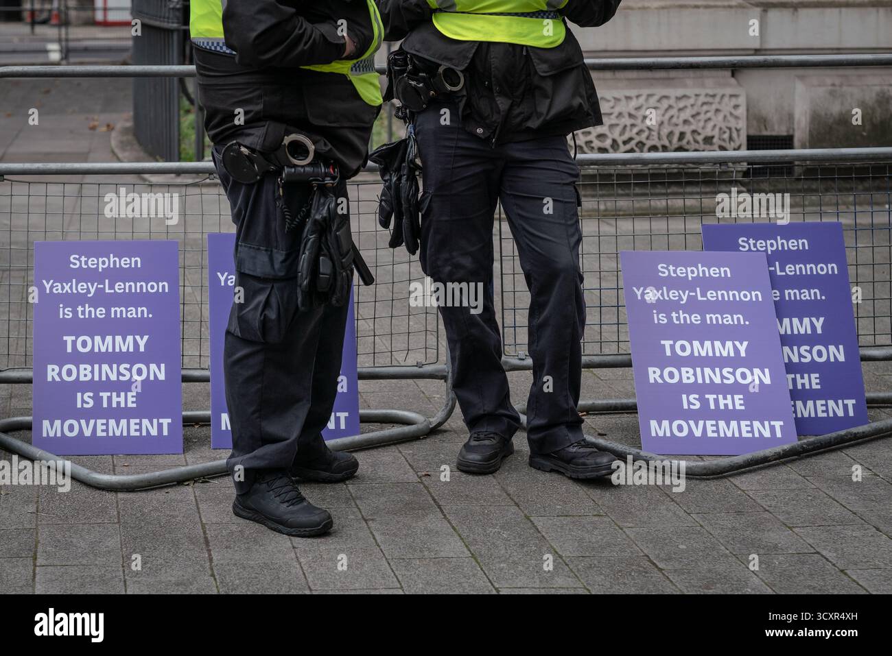 Londra, Regno Unito. 14 ottobre 2025. Polizia fuori dal tribunale dei magistrati di Westminster. Tommy Robinson si è dichiarato non colpevole dopo aver rifiutato di dare alla polizia l'accesso al suo PIN del cellulare quando è stato fermato all'ingresso del tunnel della Manica perché aveva "materiale giornalistico" su di esso, il tribunale ha sentito. Robinson, il cui vero nome è Stephen Yaxley-Lennon, è stato accusato ai sensi del Terrorism Act dopo aver presumibilmente omesso di rispettare i poteri antiterrorismo a Folkestone nel luglio 2024. Il processo continua. Crediti: Guy Corbishley/Alamy Live News Foto Stock