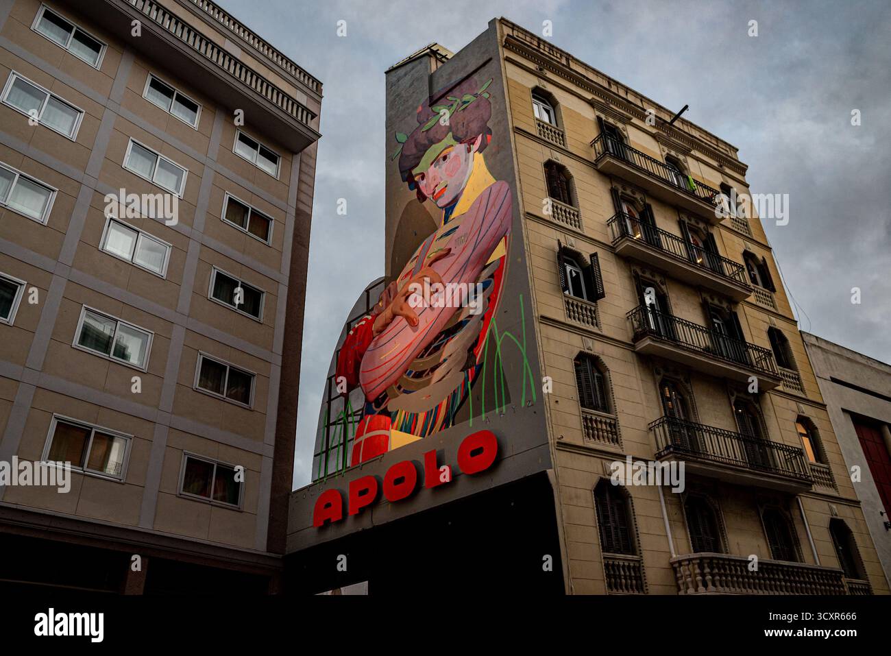15 ottobre 2025, Barcellona, Spagna: Un audace murale del dio Apollo domina l'ingresso dell'iconica sala Apolo di Barcellona. Dipinto dall'artista di grande formato Aryz (Octavi Arrizabalaga), il pezzo fa parte di Art Meets Apolo, un progetto che esplora l'incrocio tra cultura club e arte contemporanea. Crediti: Jordi Boixareu/Alamy Live News Foto Stock