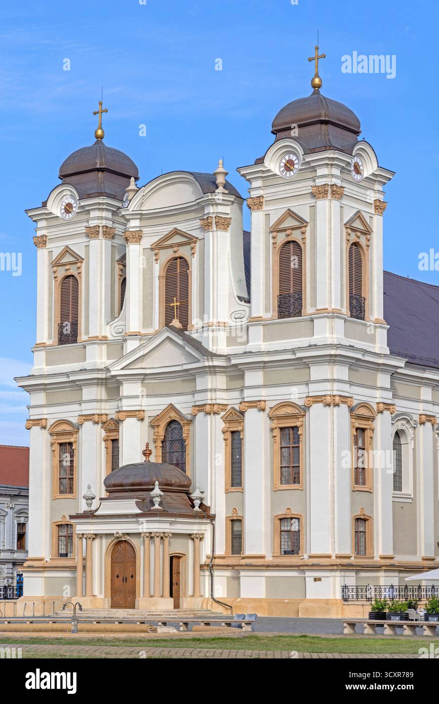 Timisoara, Romania - 24 settembre 2025: Cattedrale cattolica di San Giorgio a Union Square Sunny Autumn Day Travel. Foto Stock