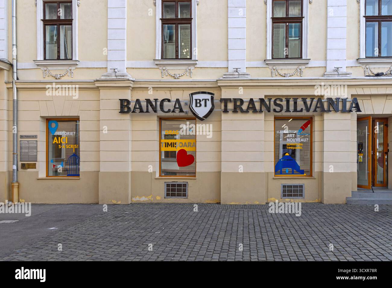 Timisoara, Romania - 24 settembre 2025: La più grande istituzione bancaria rumena BT Bank Transilvania a Palanaca Road nel centro città, giorno d'autunno. Foto Stock