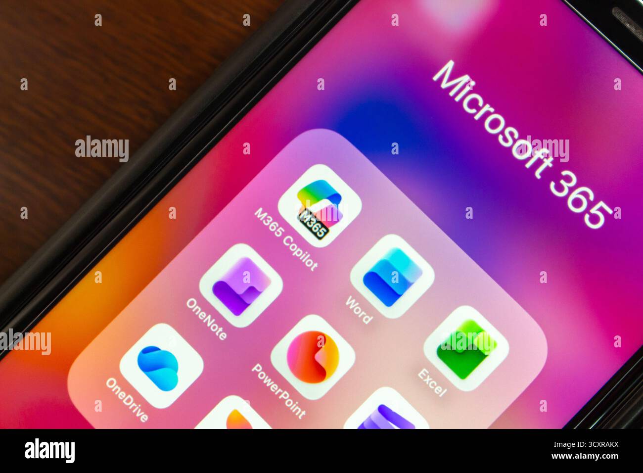 Primo piano della cartella Microsoft 365 con applicazioni come M365 Copilot, Word, Excel, OneNote, PowerPoint, Clipchamp, OneDrive Microsoft Designer, MS Defender. Foto Stock