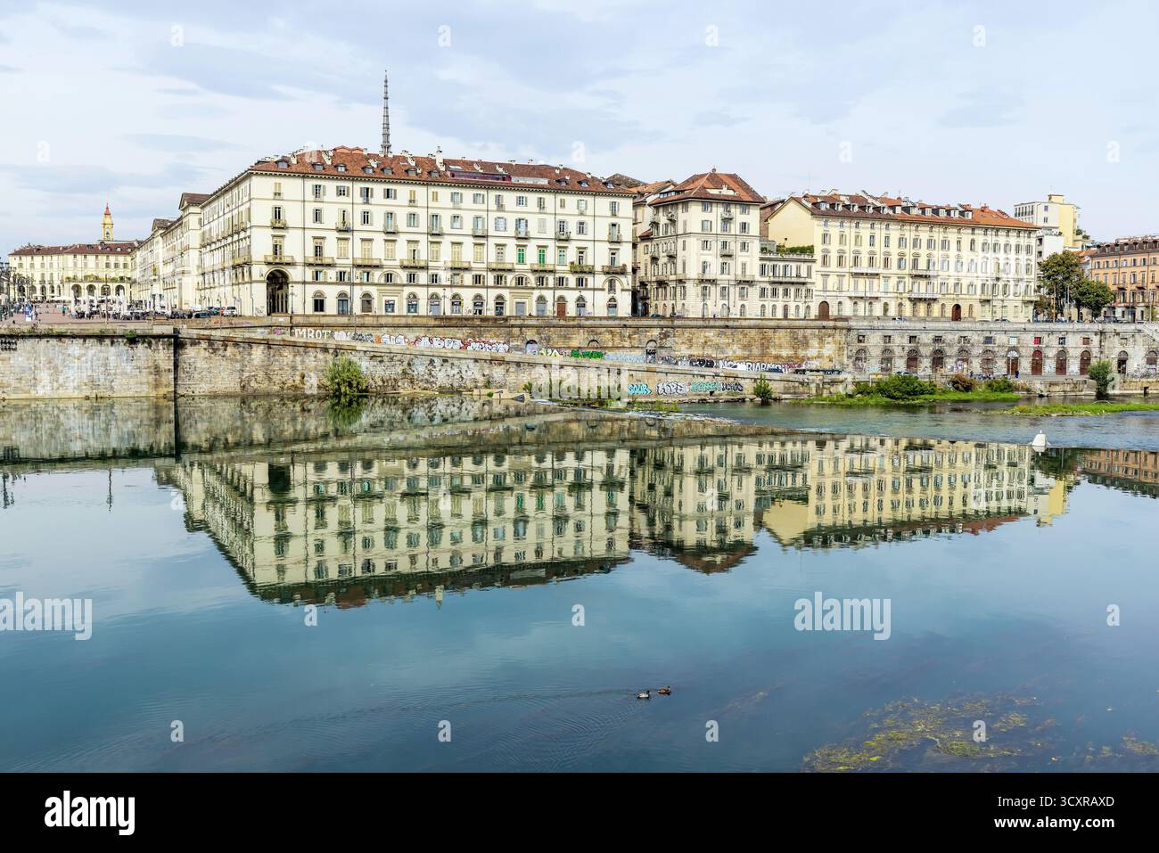 Edifici che si riflettono sulla superficie del po Foto Stock