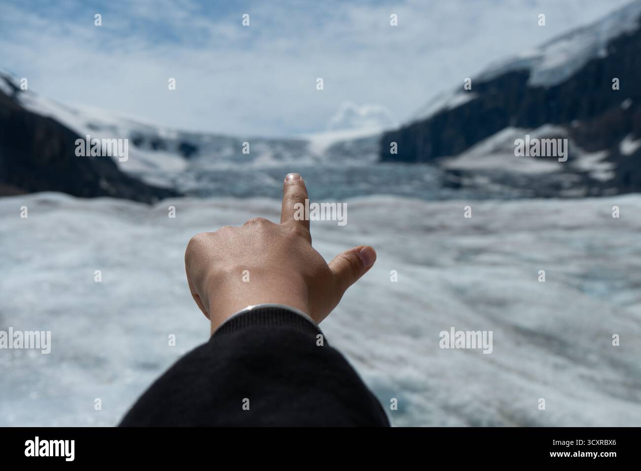 Guida il percorso: Dito che punta verso un vasto ghiacciaio. Ghiacciaio di Athabasca, Columbia Icefield, Alberta Foto Stock