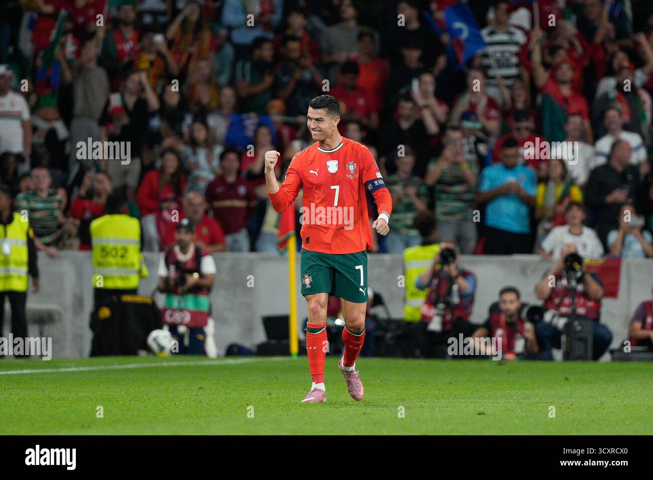 Lisbona, Portogallo. 14 ottobre 2025. Cristiano Ronaldo, portoghese, celebra il suo secondo gol durante la partita di qualificazione ai Mondiali di calcio 2026 tra Portogallo e Ungheria all'Estadio Jose Alvalade di Lisbona, Portogallo. 10/14/2025 credito: Brasile Photo Press/Alamy Live News Foto Stock