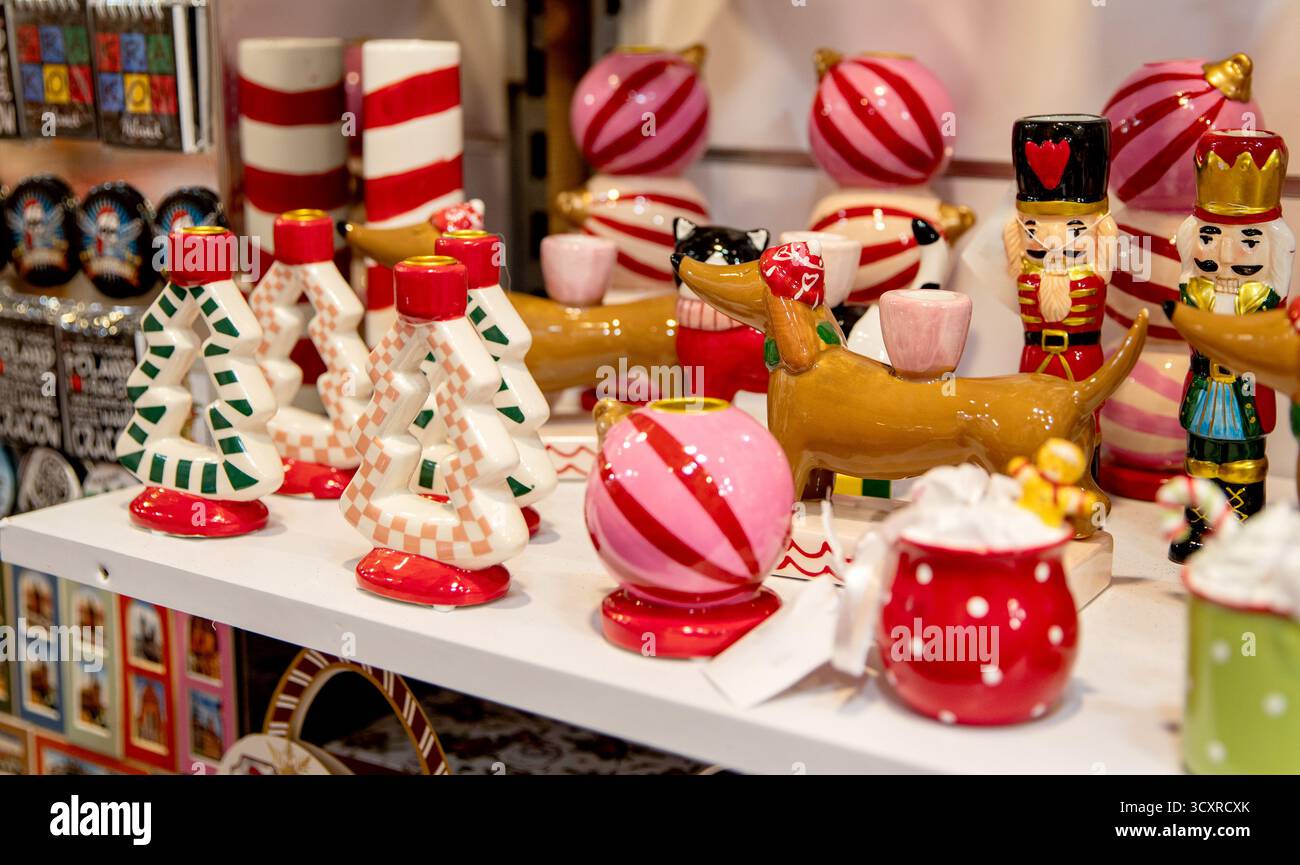Candelabri e statuette natalizie in ceramica. Decorazioni natalizie Foto Stock
