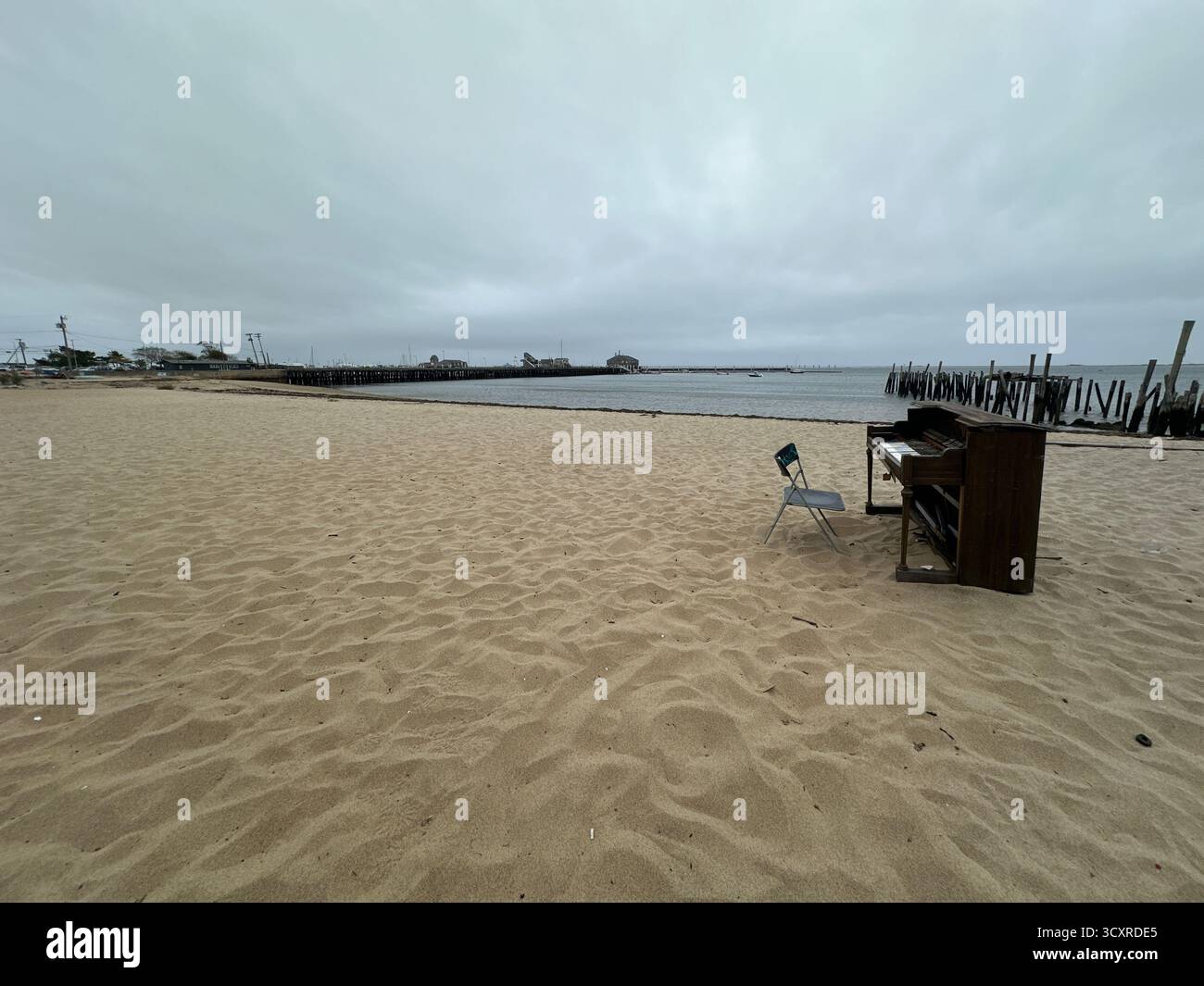 Vecchio piano abbandonato su una spiaggia Foto Stock