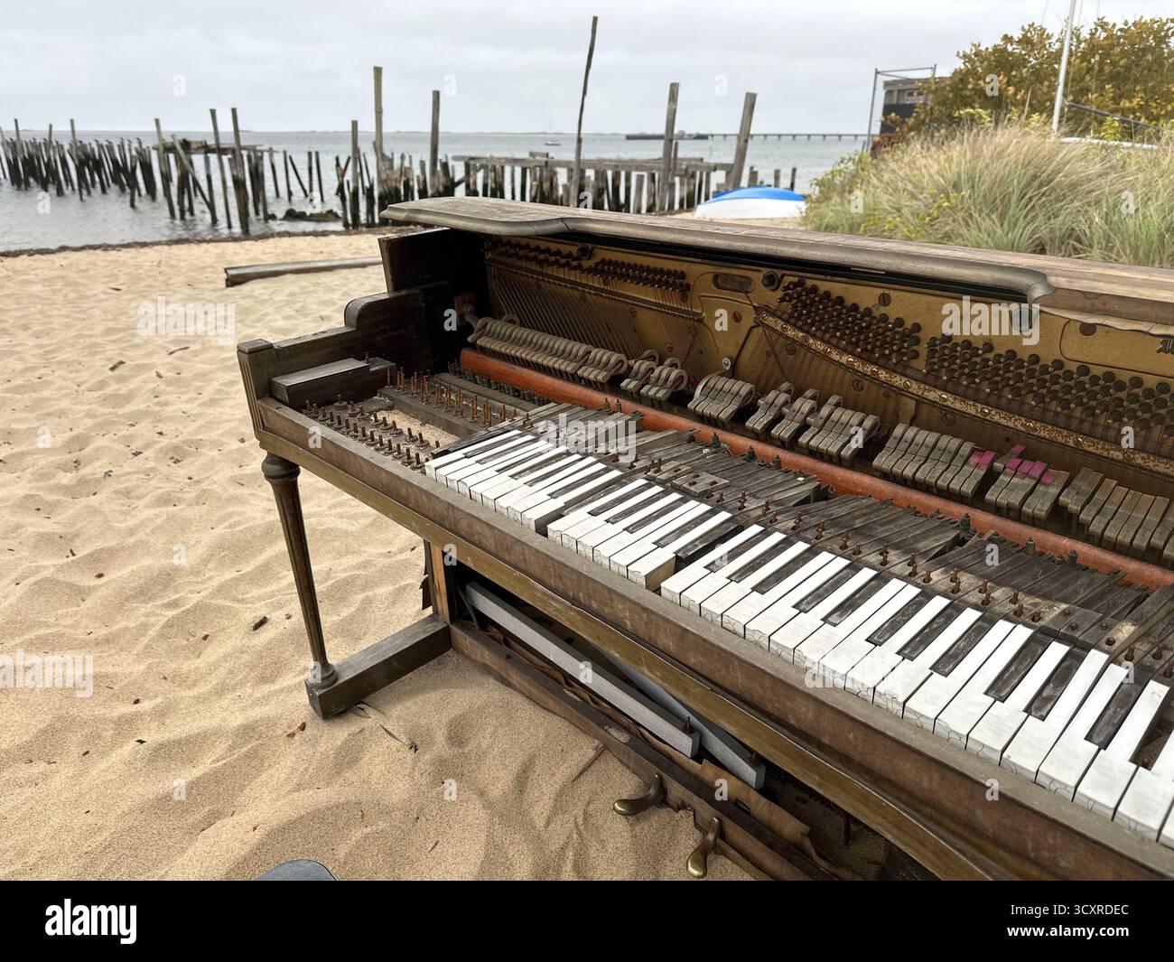 Vecchio piano abbandonato su una spiaggia Foto Stock