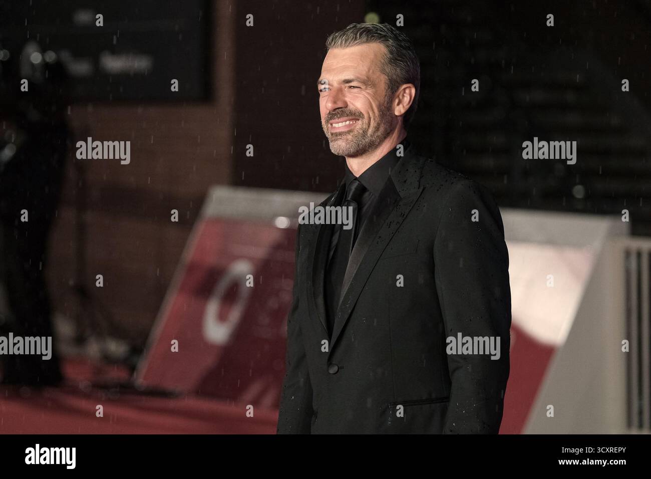 Roma, Italia. 15 ottobre 2025. 15 ottobre 2025 - Luca Argentero partecipa al Red carpet del film “la vita va così” durante la 20a Festa del Cinema di Roma presso l'Auditorium Parco della musica di Roma. (Foto di Elena Vizzoca/Pacific Press) credito: Pacific Press Media Production Corp./Alamy Live News Foto Stock