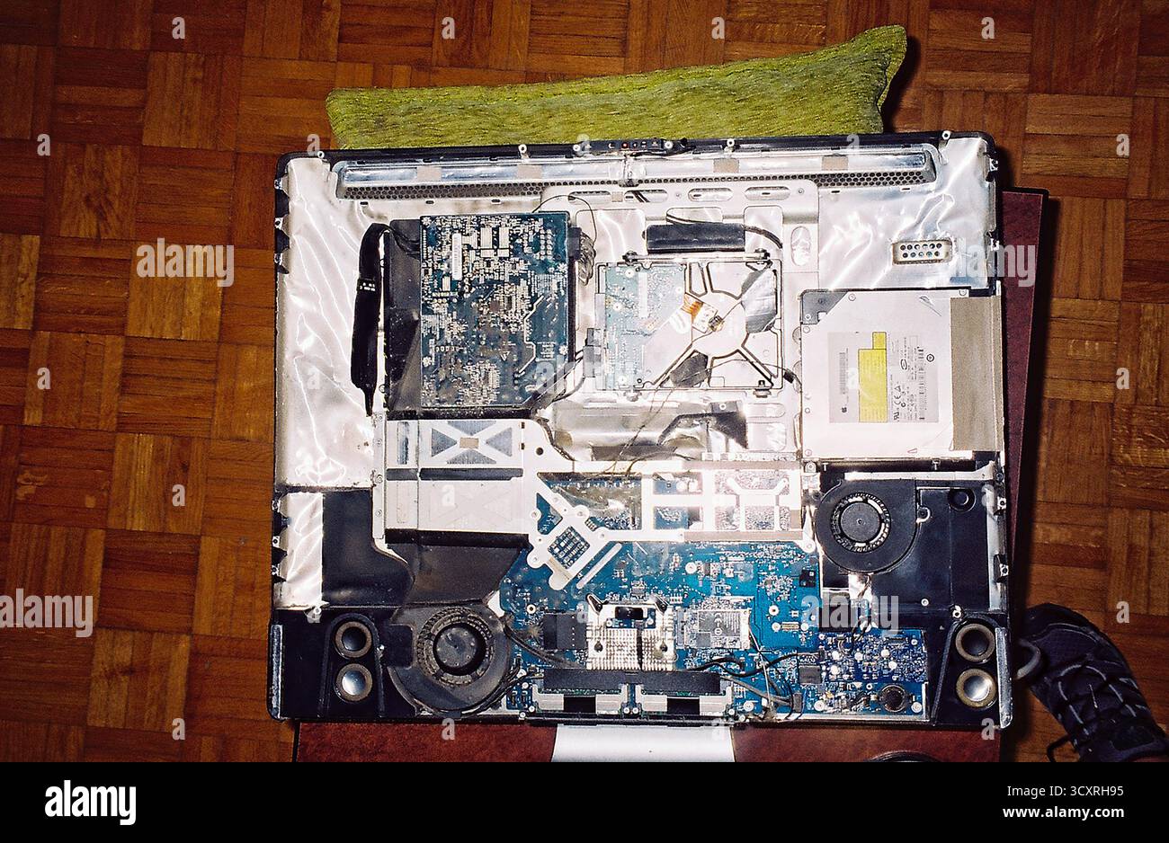 Interno di un computer iMac del 2007 che mostra i suoi componenti interni e l'hardware elettronico, catturando un dettaglio di tecnologia vintage con carattere analogico. Foto Stock