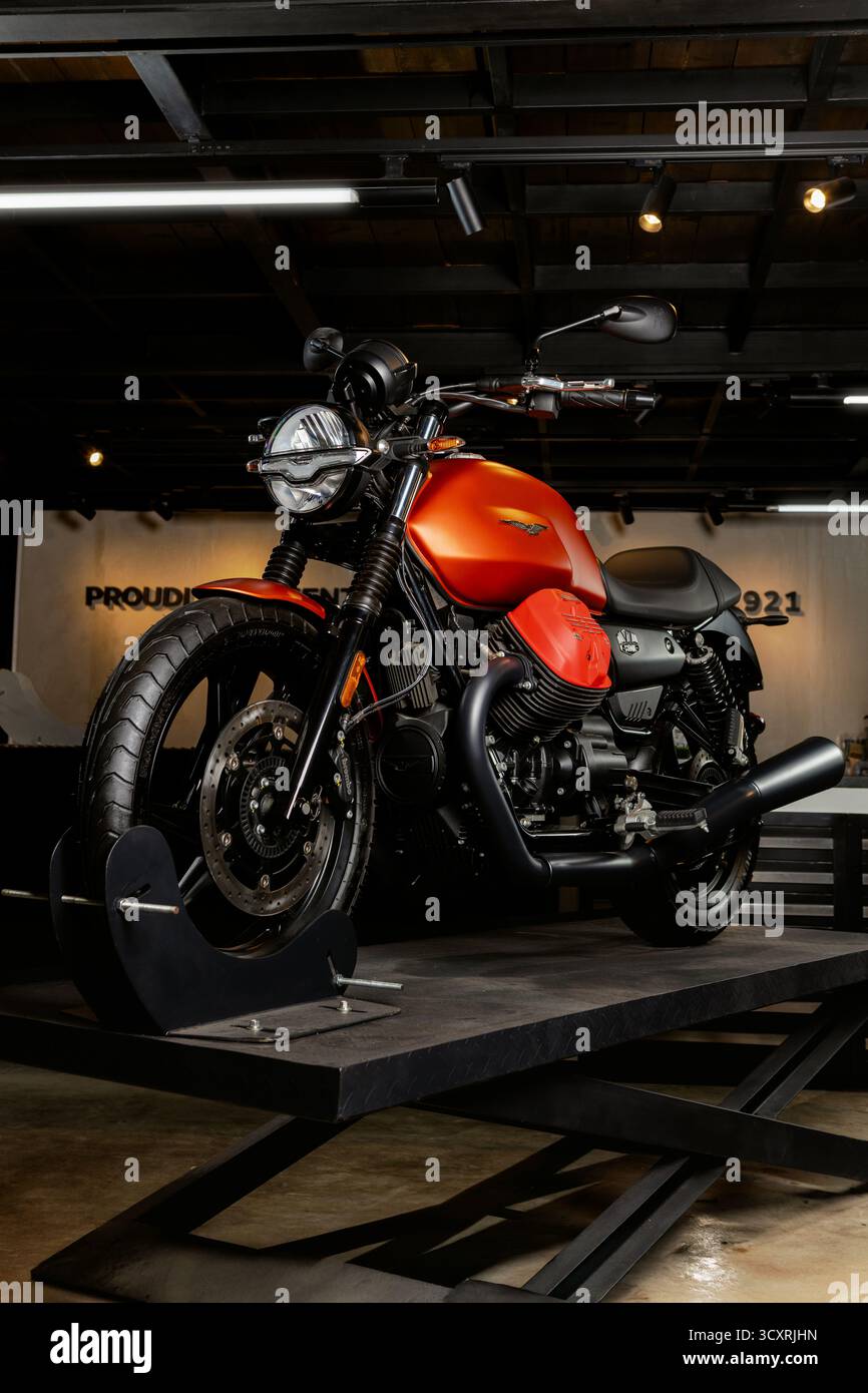 La precisione incontra la passione: La Moto Guzzi V7, dove tradizione e prestazioni si uniscono Foto Stock