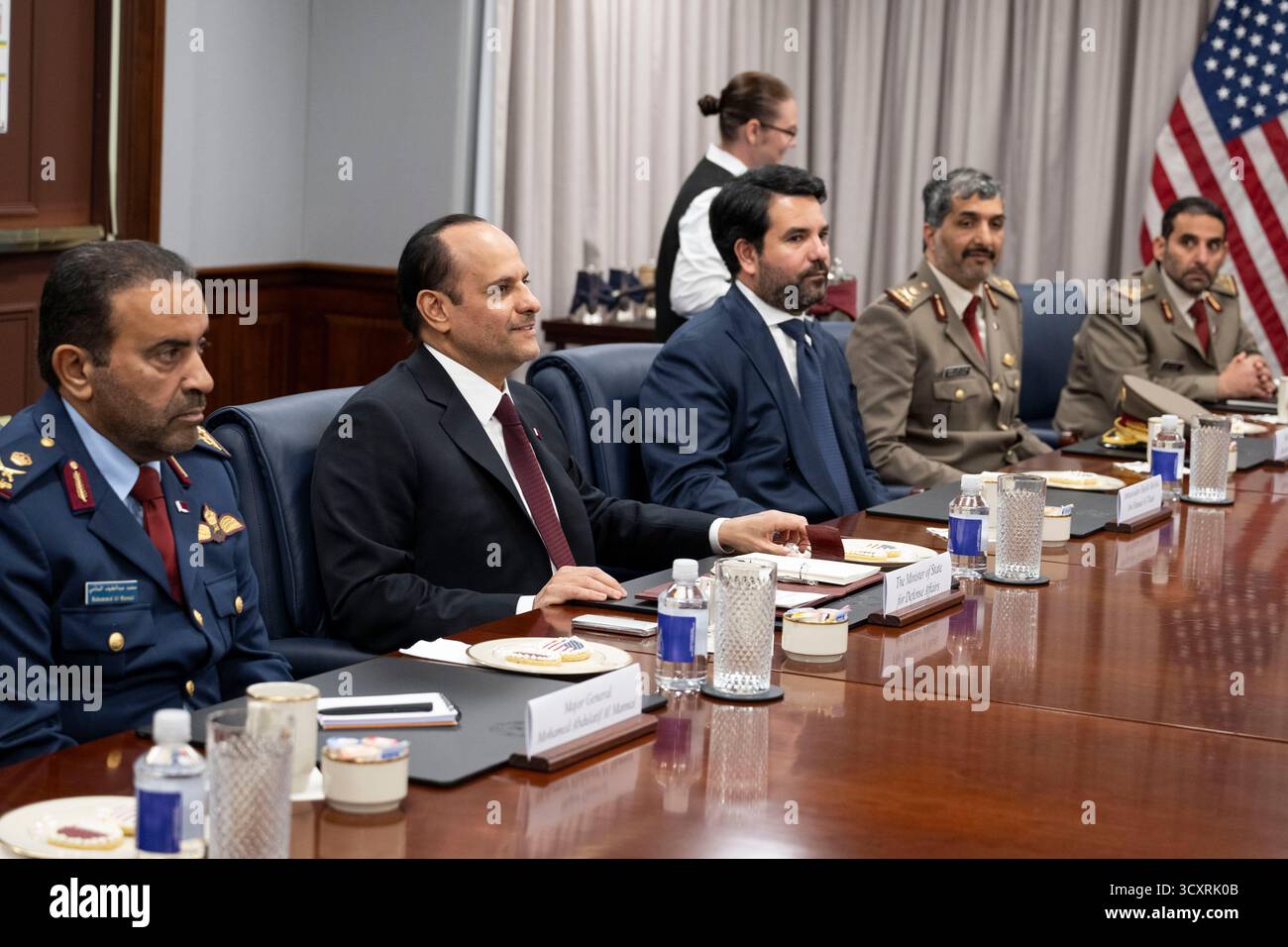 Il Segretario alla Guerra Pete Hegseth ospita il Ministro della difesa del Qatar Saoud bin Abdulrahman al Thani per uno scambio bilaterale al Pentagono, Washington, D.C., 10 ottobre 2025. (Foto di Dow di U.S. Air Force staff Sgt. Madelyn Keech) Foto Stock