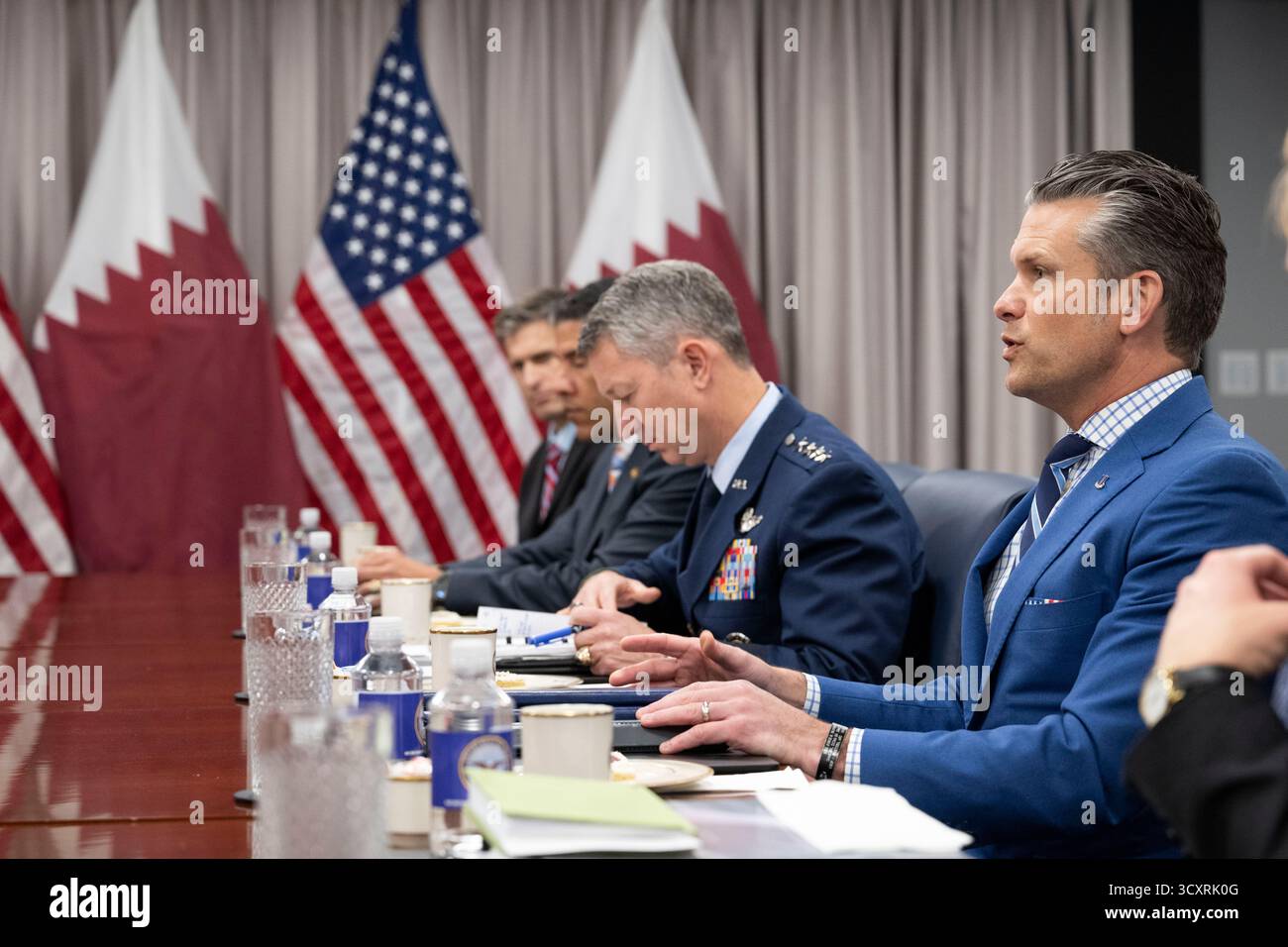Il Segretario alla Guerra Pete Hegseth ospita il Ministro della difesa del Qatar Saoud bin Abdulrahman al Thani per uno scambio bilaterale al Pentagono, Washington, D.C., 10 ottobre 2025. (Foto di Dow di U.S. Air Force staff Sgt. Madelyn Keech) Foto Stock
