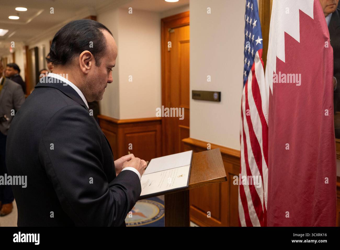 Il ministro della difesa del Qatar Saoud bin Abdulrahman al Thani firma il libro degli ospiti prima di uno scambio bilaterale al Pentagono, Washington, D.C., 10 ottobre 2025. (Foto di Dow di U.S. Air Force staff Sgt. Madelyn Keech) Foto Stock