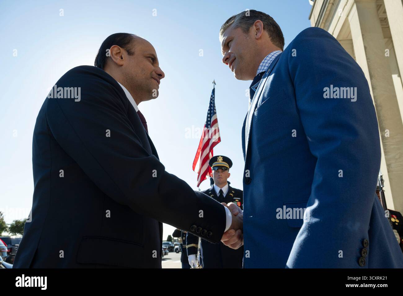 Il Segretario alla Guerra Pete Hegseth saluta il Ministro della difesa del Qatar Saoud bin Abdulrahman al Thani prima di uno scambio bilaterale al Pentagono, Washington, D.C., 10 ottobre 2025. Foto Stock
