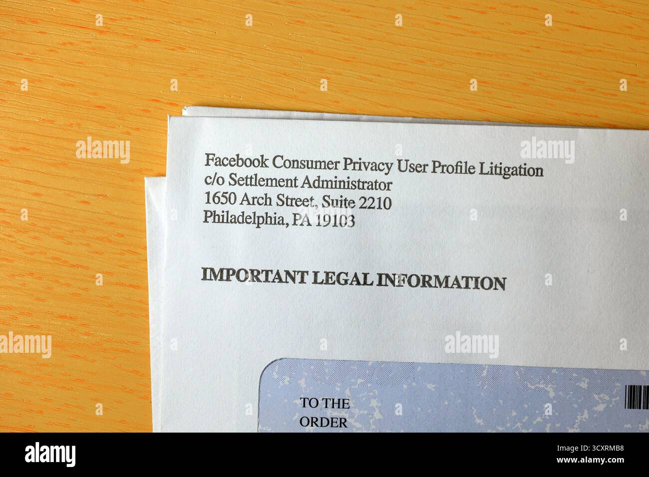 Una busta contenente un assegno proveniente dalla transazione contenziosa del profilo utente della privacy dei consumatori di Facebook. Foto Stock