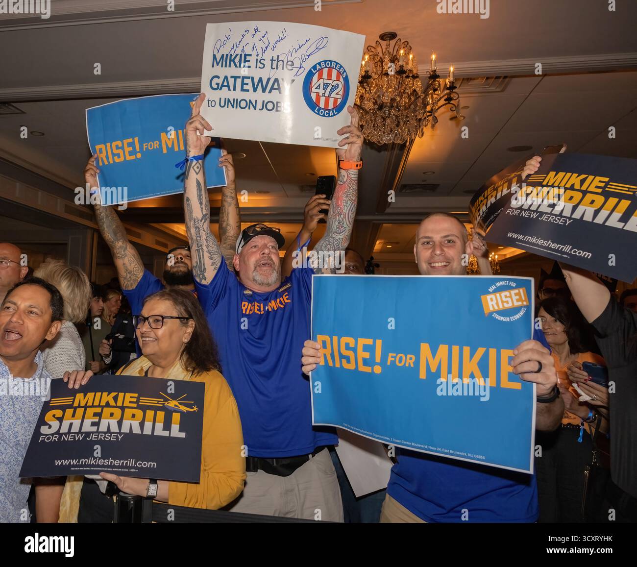 MORRISTOWN, N.J. – 10 giugno 2025: I sostenitori del candidato governatore, il rappresentante Mikie Sherrill (D), si riuniscono durante un partito di guardia notturna alle elezioni primarie. Foto Stock