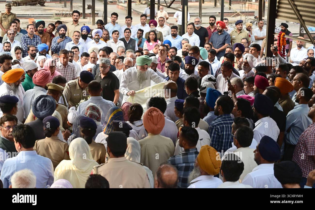 CHANDIGARH, INDIA - 15 OTTOBRE: Punjab Vidhan sabha speaker Kultar Singh Sandhwa durante il tardo IGP Y. Puran Singh, ultimi riti al campo di cremazione Sector 25 il 15 ottobre 2025 a Chandigarh, India. Il 7 ottobre 2025, l'ufficiale dell'IPS di Haryana Y Puran Kumar fu trovato morto nella sua residenza di Chandigarh a causa di una ferita da arma da fuoco. In una nota di suicidio di nove pagine, Puran Kumar ha accusato nove ufficiali IPS in servizio della polizia di Haryana, un ufficiale IPS in pensione e tre ufficiali IAS in pensione di discriminazione basata sulle caste. Dopo giorni di deliberazione e stress emotivo, sua moglie, Amneet P Kum, ufficiale della IAS Foto Stock