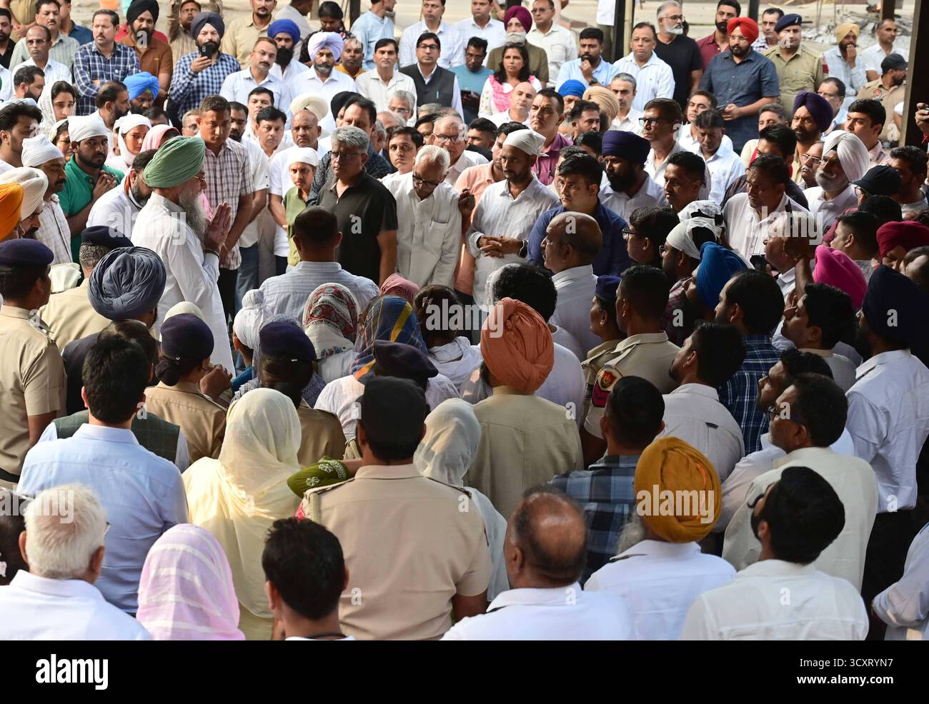 CHANDIGARH, INDIA - 15 OTTOBRE: Punjab Vidhan sabha speaker Kultar Singh Sandhwa durante il tardo IGP Y. Puran Singh, ultimi riti al campo di cremazione Sector 25 il 15 ottobre 2025 a Chandigarh, India. Il 7 ottobre 2025, l'ufficiale dell'IPS di Haryana Y Puran Kumar fu trovato morto nella sua residenza di Chandigarh a causa di una ferita da arma da fuoco. In una nota di suicidio di nove pagine, Puran Kumar ha accusato nove ufficiali IPS in servizio della polizia di Haryana, un ufficiale IPS in pensione e tre ufficiali IAS in pensione di discriminazione basata sulle caste. Dopo giorni di deliberazione e stress emotivo, sua moglie, Amneet P Kum, ufficiale della IAS Foto Stock