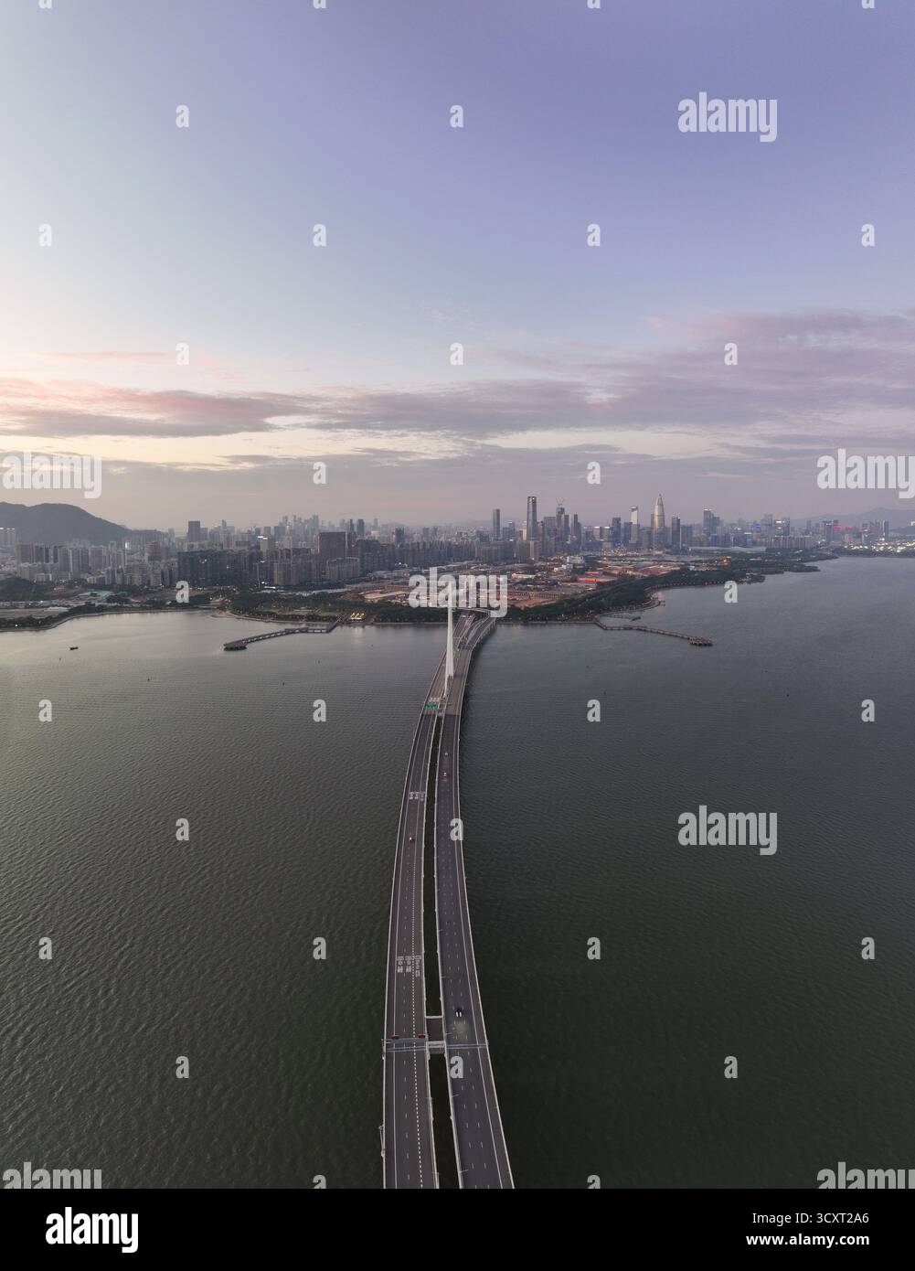 Fotografie aeree del ponte della baia di Shenzhen nel Shekou Shenzhen Bay Park, Nanshan District, Shenzhen Foto Stock