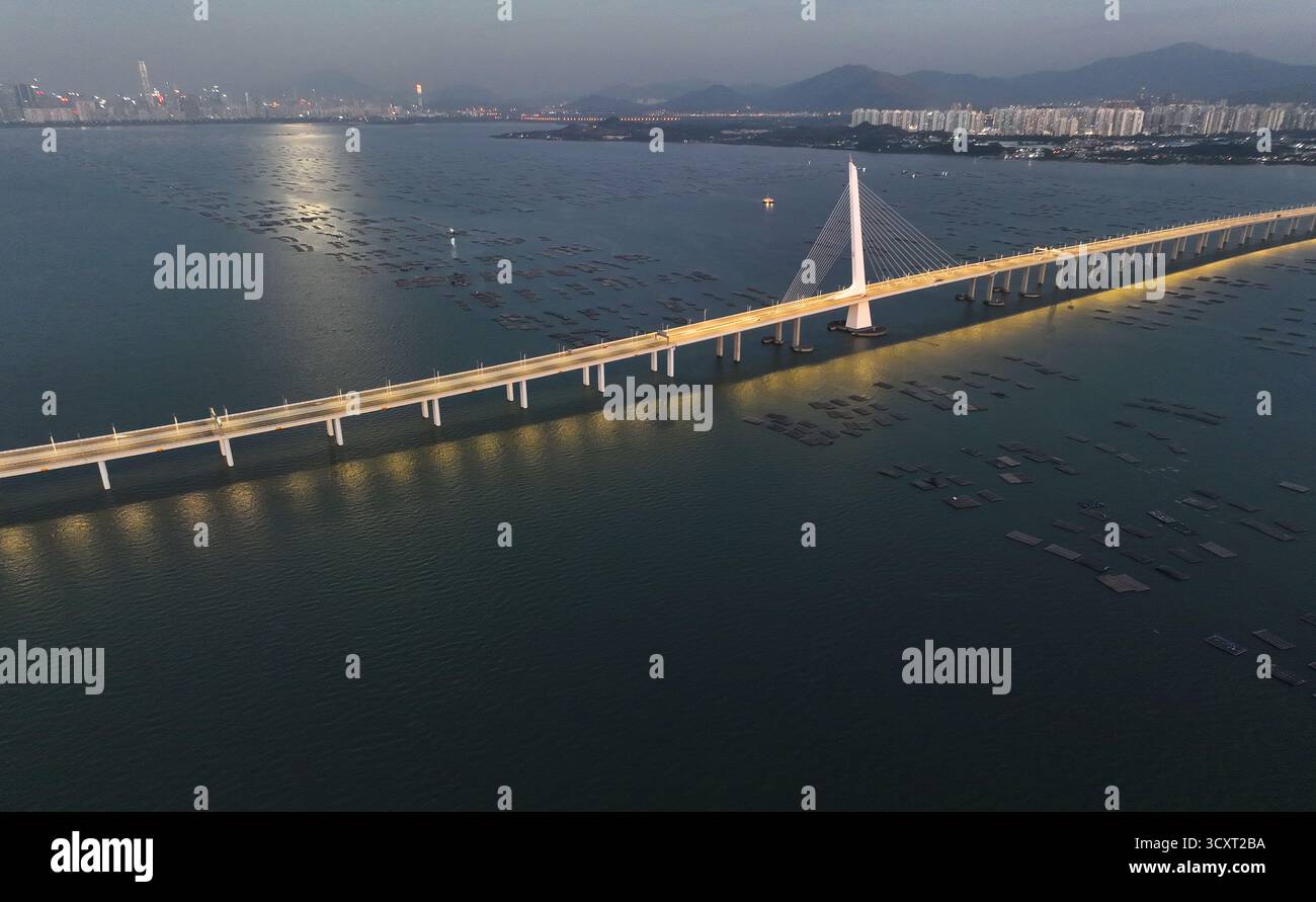 Fotografie aeree del ponte della baia di Shenzhen nel Shekou Shenzhen Bay Park, Nanshan District, Shenzhen Foto Stock