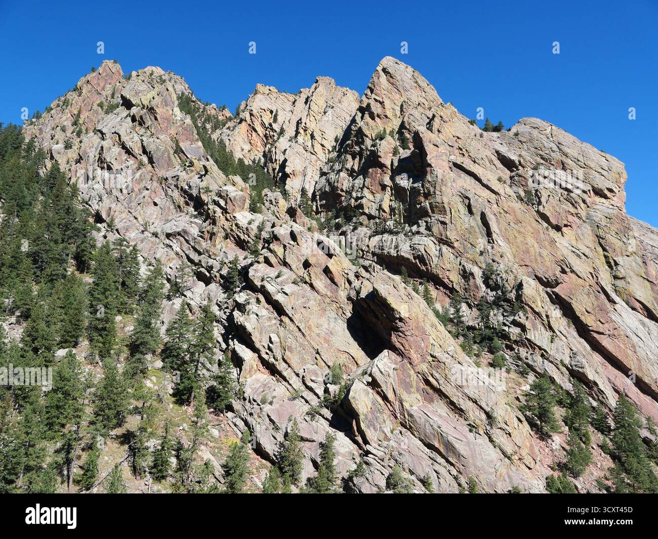 Torreggianti formazioni rocciose a Rattlesnake Gulch Trail, Eldorado Springs, Colorado Foto Stock
