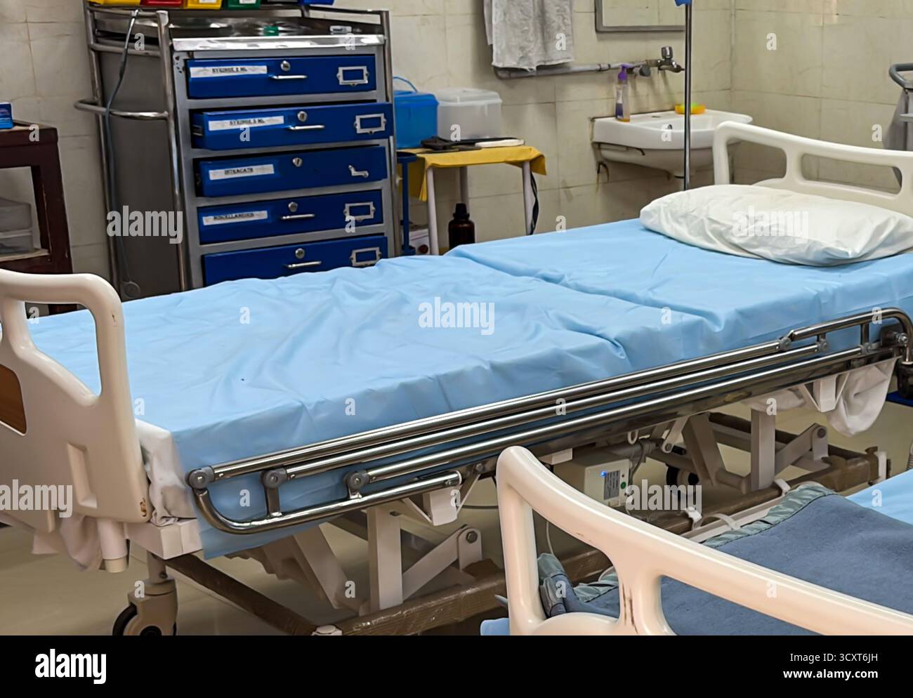 terapia intensiva o reparto di emergenza con letti e attrezzature ospedaliere avanzati Foto Stock