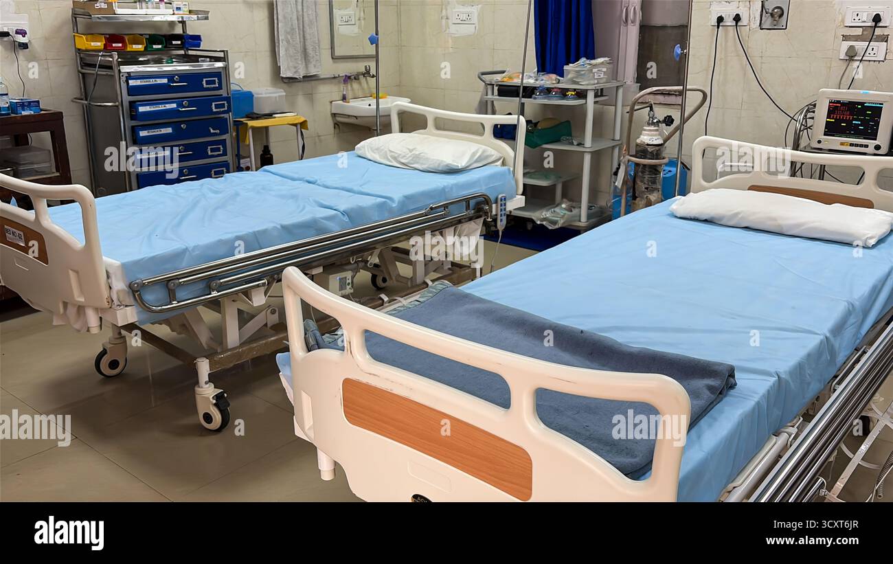 terapia intensiva o reparto di emergenza con letti e attrezzature ospedaliere avanzati Foto Stock