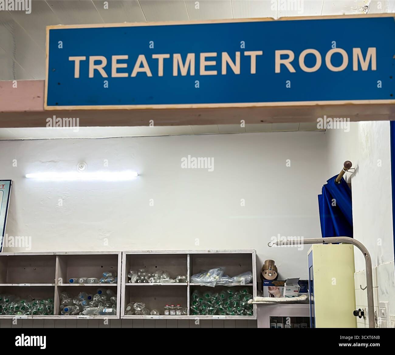 sala di trattamento dell'ospedale con forniture mediche per cure urgenti Foto Stock