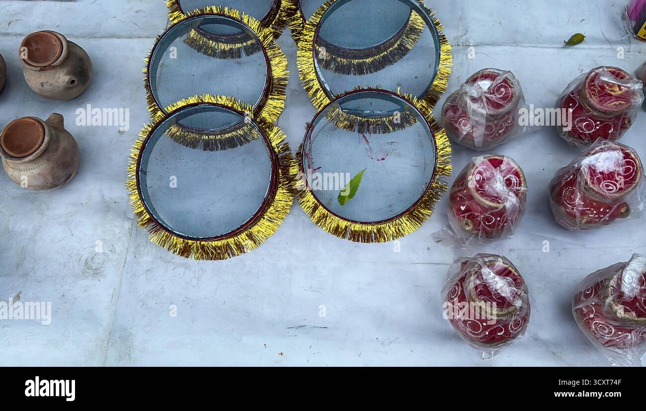 channi (setaccio) in rete d'acciaio decorato con frange dorate per rituali di karva chauth presso il negozio al dettaglio Foto Stock