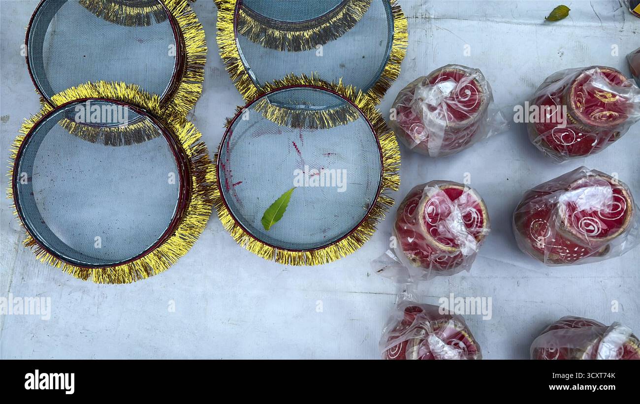 channi (setaccio) in rete d'acciaio decorato con frange dorate per rituali di karva chauth presso il negozio al dettaglio Foto Stock