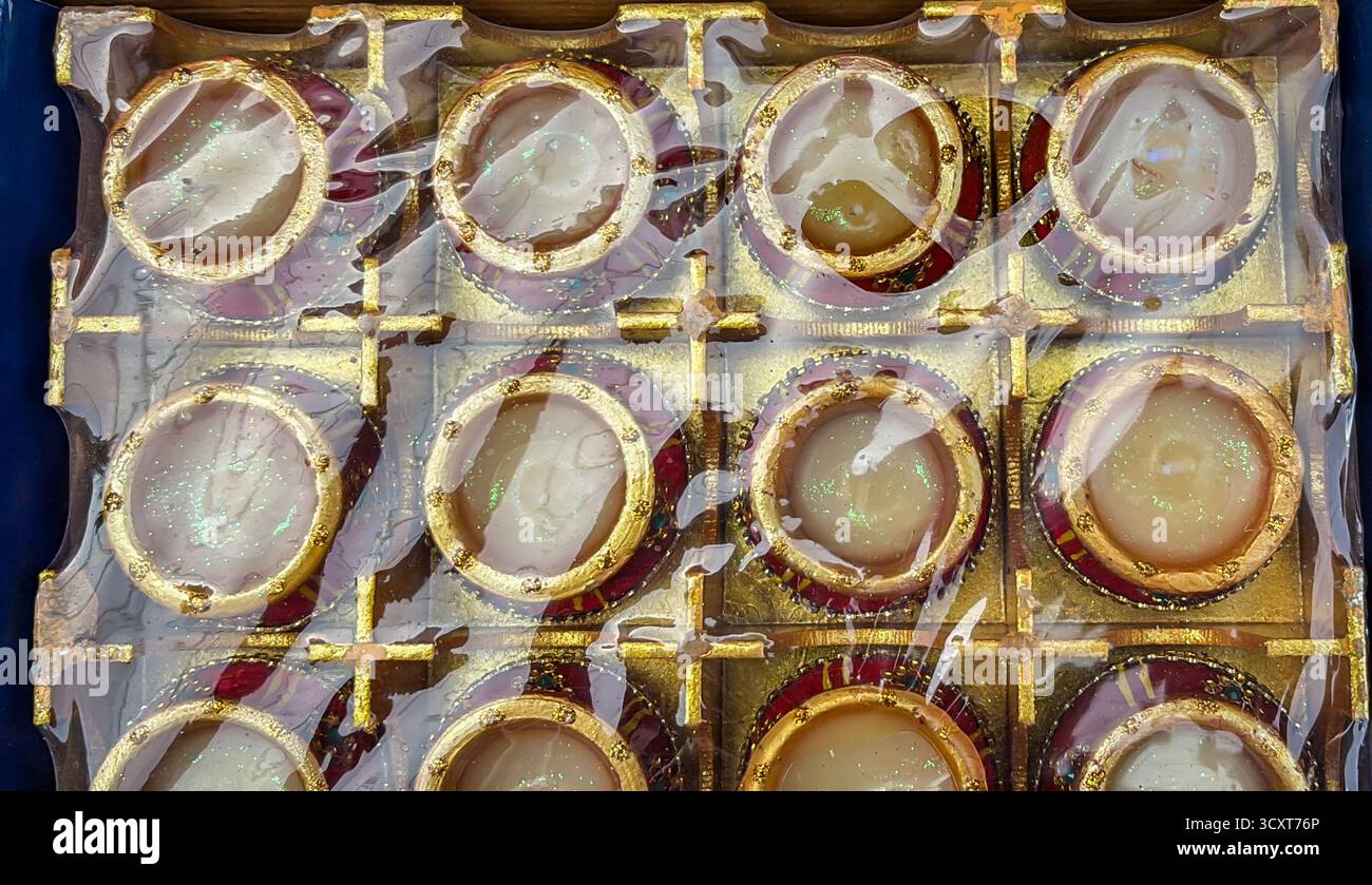 candele matki galleggianti decorative e tealight con design floreale in scatole regalo per le feste Foto Stock