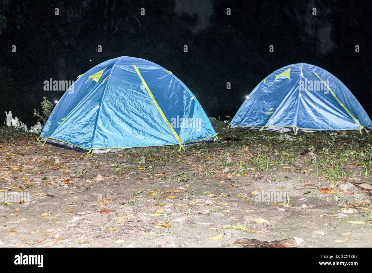 L'avventura in campeggio sotto il cielo notturno mostra due tende a cupola blu con attrazioni gialle attività ricreative all'aperto esplorazione nella natura e avventura turistica Foto Stock L'avventura in campeggio sotto il cielo notturno mostra due tende a cupola blu con attrazioni gialle attività ricreative all'aperto esplorazione nella natura e avventura turistica Foto Stock