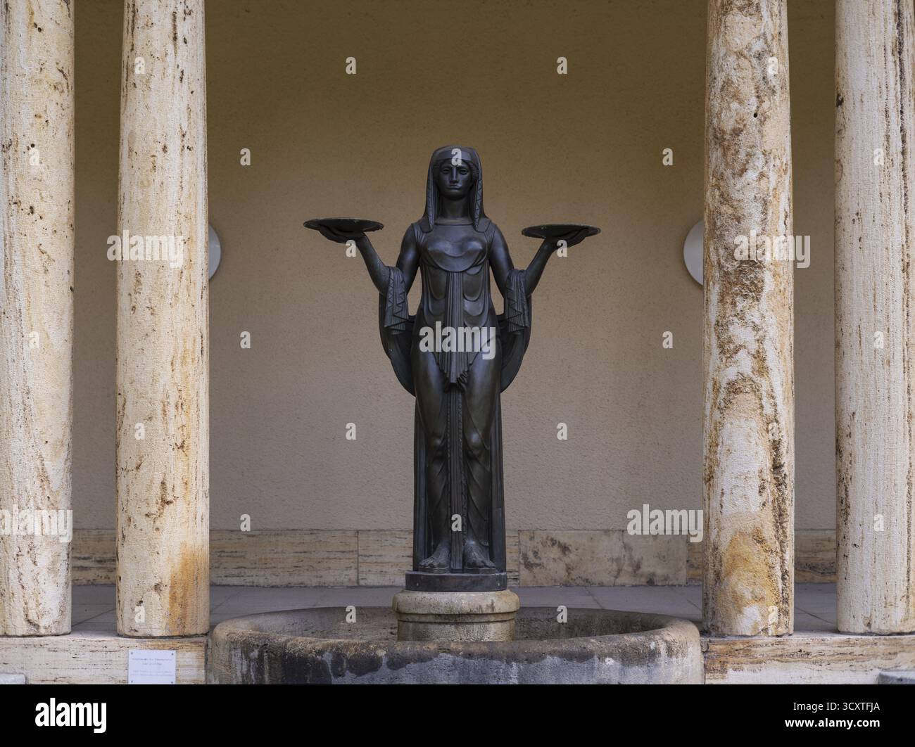 Statua, fontana il Tearful One, Dea del destino, sala funeraria, Waldfriedhof, Stoccarda, Baden-Wuerttemberg, Germania Foto Stock
