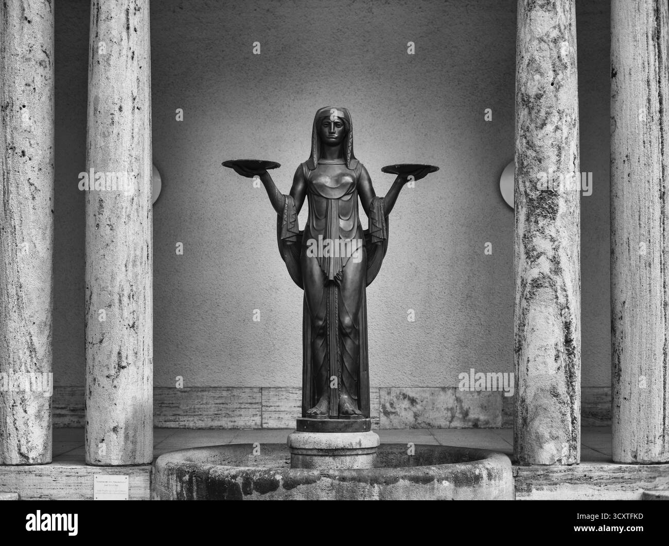 Statua, fontana il Tearful One, Dea del destino, sala funeraria, cimitero forestale, bianco e nero, Stoccarda, Baden-Wuerttemberg, Germania Foto Stock