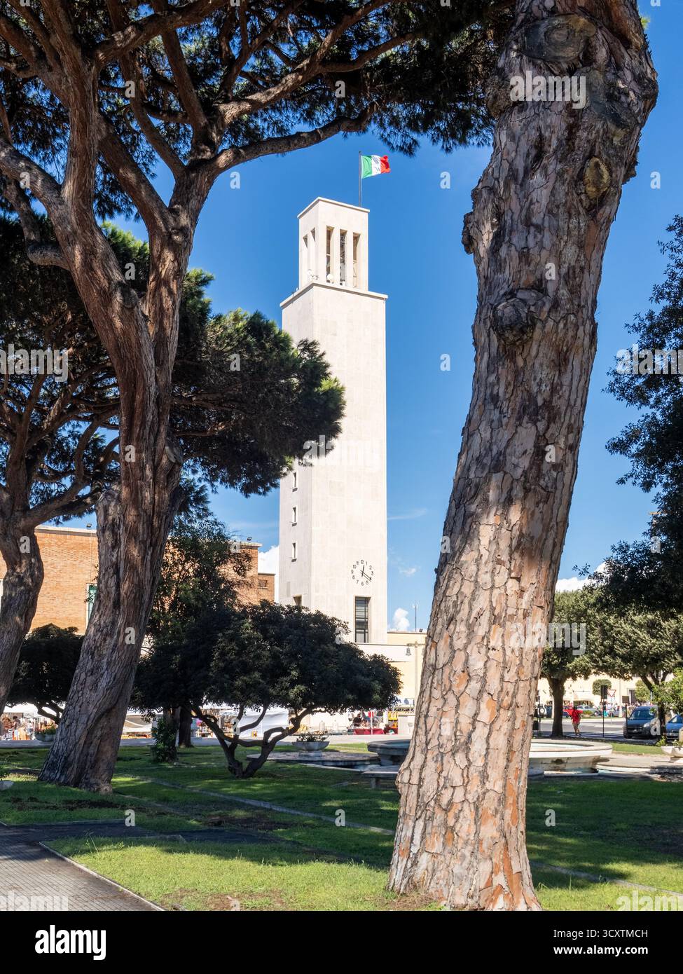 Lo stile architettonico razionalista della città di Sabaudia nel Lazio, Italia Foto Stock