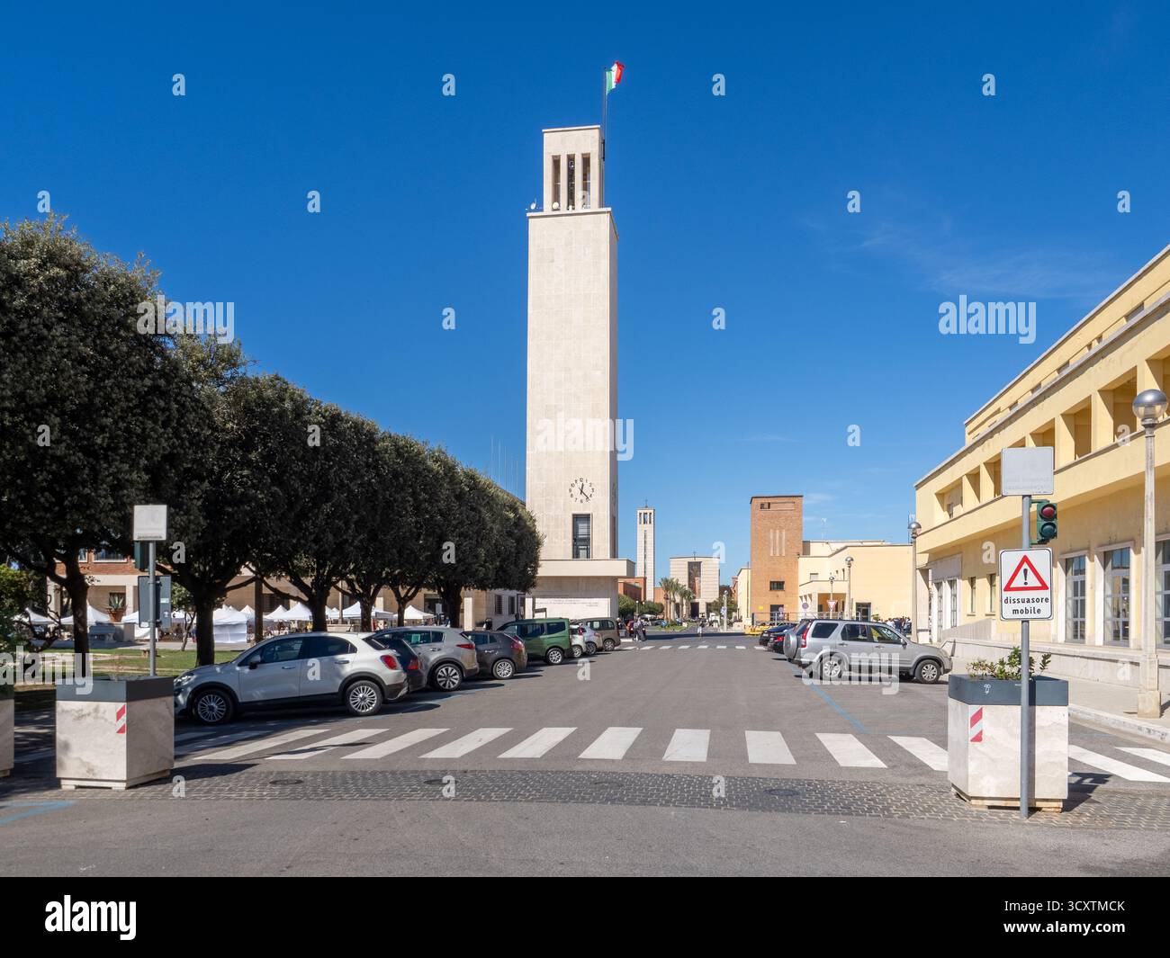 Lo stile architettonico razionalista della città di Sabaudia nel Lazio, Italia Foto Stock